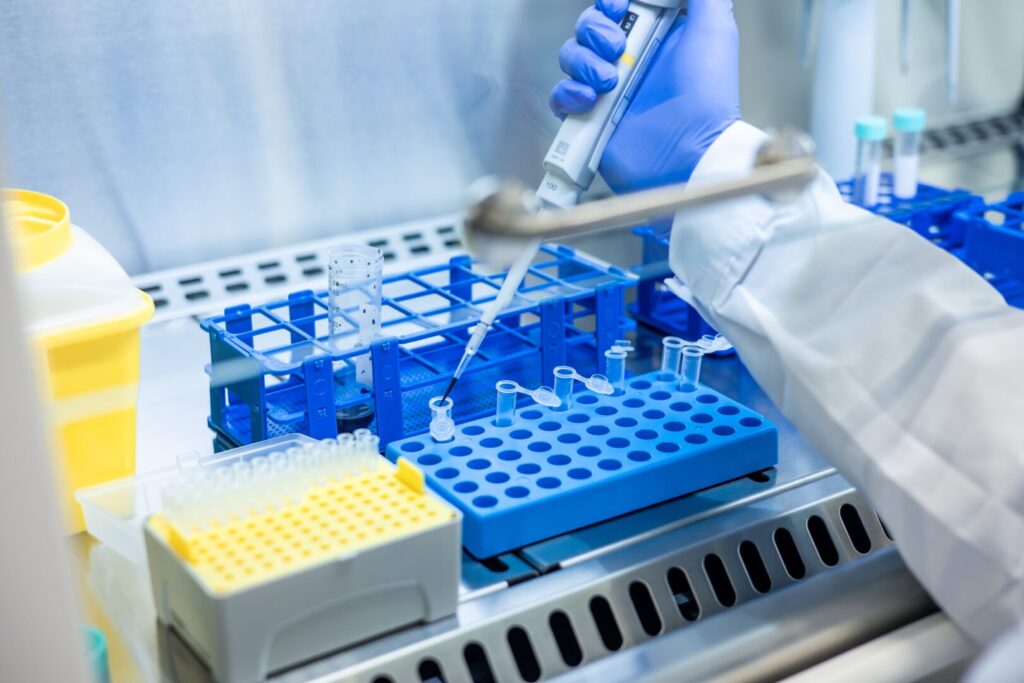 Il controllo microbiologico degli alimenti garantisce la sicurezza e la qualità dei prodotti, assicurando standard igienici elevati.